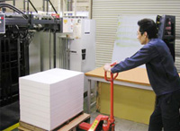 印刷機への紙積み作業のコスト